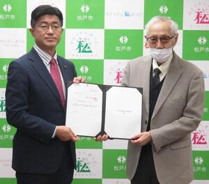 答申書手交式の様子