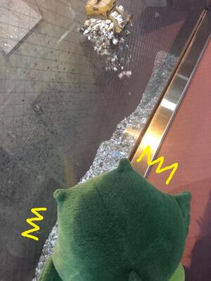 ごみを焼却するために持ち上げています