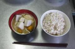 麦ご飯とすいとんの写真