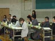 協議会委員による会場での質疑の様子