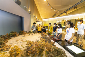 松戸市立博物館の常設展をを見学する児童の写真