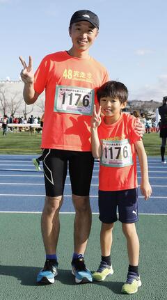 ファミリー2kmの部優勝者　小川隆文さん、小川朔和さん