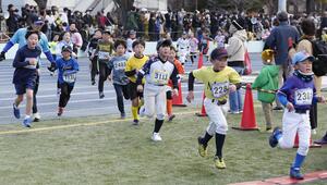 精一杯走る子どもたちの画像