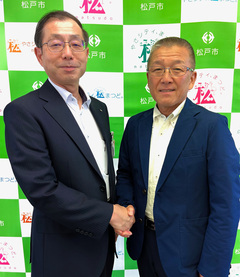現教育長と前教育長が握手している画像