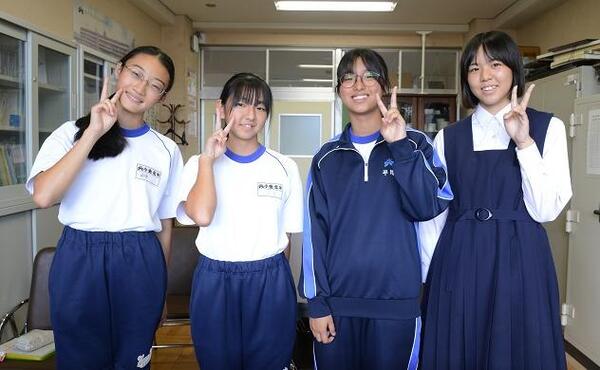 世代交流会実行委員の生徒4名の画像