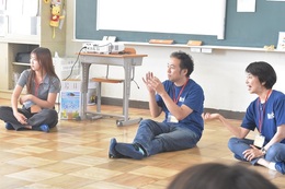 韓国語で自己紹介する様子