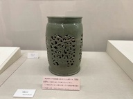 戸定邸で使われていた陶器の椅子の画像