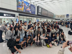 国際人文科の生徒の空港での集合写真