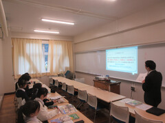 進路講座を受講する生徒の画像