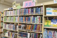 図書館の英語コーナーの画像