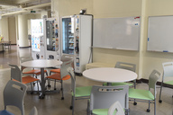 校内のフリースペースの画僧