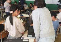 児童が意見を出し合っている様子の写真