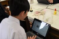 美術の授業にてタブレットにデータを打ち込む生徒の写真
