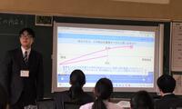 スクリーンを活用し授業を行う様子の写真