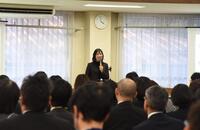 講師の平井先生が全体会で講義を行う様子の写真