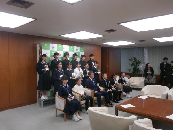 令和元年度松戸市学校学芸優秀児童・生徒表彰式集合写真