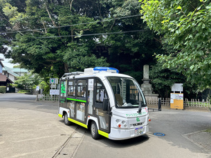 本土寺をバックに