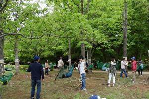 ハンモックで遊ぶ子供たちの写真