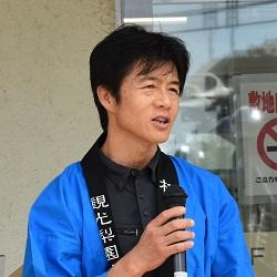 あいさつする古宮会長