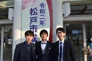 新成人男性3人組の写真