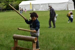 緑と花のフェスティバル2022の楽器で演奏する子供の写真