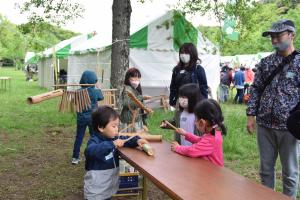 緑と花のフェスティバル2022の楽器で遊ぶ子供の写真