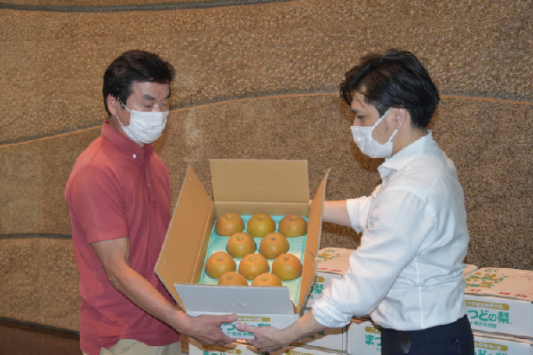 梨を市民の方に受け渡ししている写真