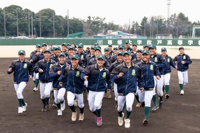 甲子園の出場が決まり喜ぶ専松野球部員たち