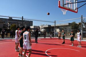 始球式で投球する議長