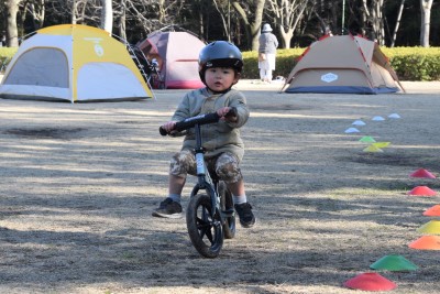 ストライダーに乗る幼児