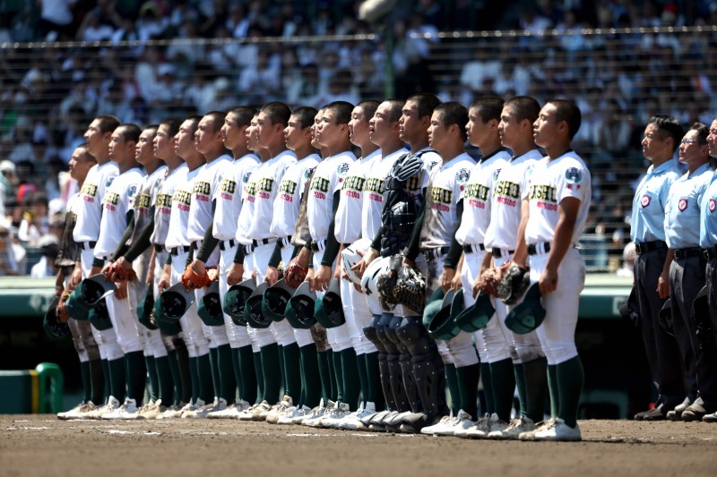 校歌斉唱する専松野球部