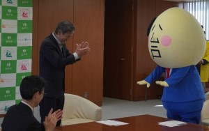 本郷谷市長に挨拶する松戸さん