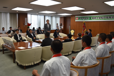 挨拶する本郷谷市長