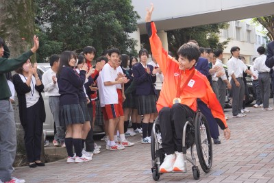 後輩たちに手を振る羽賀選手
