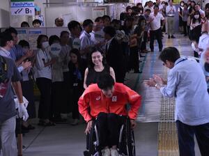 市役所で歓迎を受ける羽賀選手夫妻