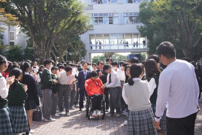 メダルを触る男子生徒