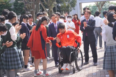 メダルを触る女子生徒