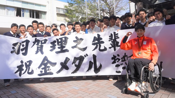羽賀選手と後輩たちの記念撮影