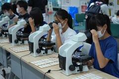 顕微鏡でお仕事体験