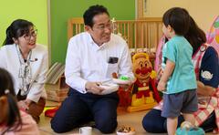 保育所を訪問した岸田総理と加藤大臣