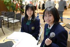 司会をした専修大学松戸高等の放送部の二人