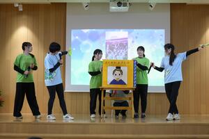とくがわあきたけの紙芝居の様子