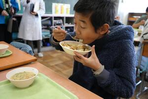 給食を食べる男の子
