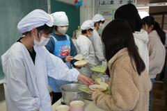配膳した給食の画像