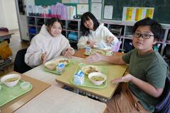 給食をみせてくれる生徒たち