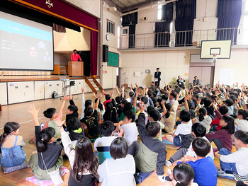 講演を聞く子どもたち