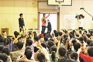 見送られながら退場する村竹選手