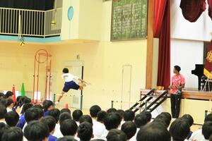 陸上部員の走りを見る村竹選手