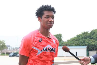 インタビューに答える村竹選手