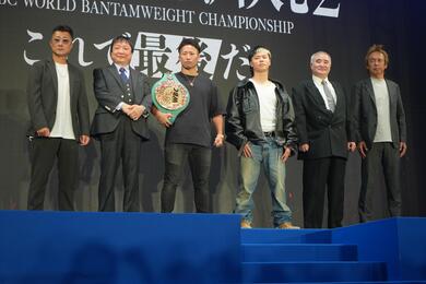 記者会見に臨む那須川選手2
